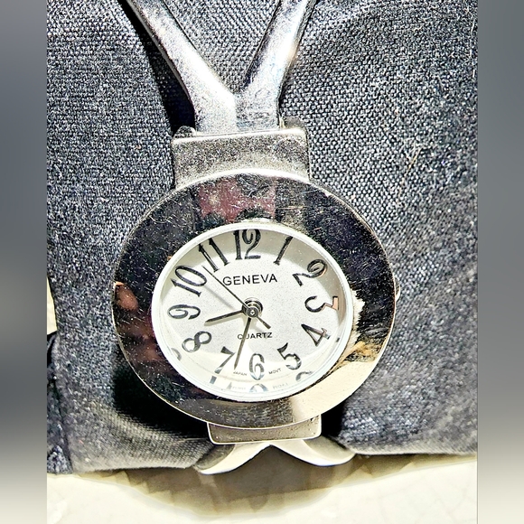 Geneva watch MCM design hinged bangle watch #mcm #genevawatch need battery - Picture 4 of 8